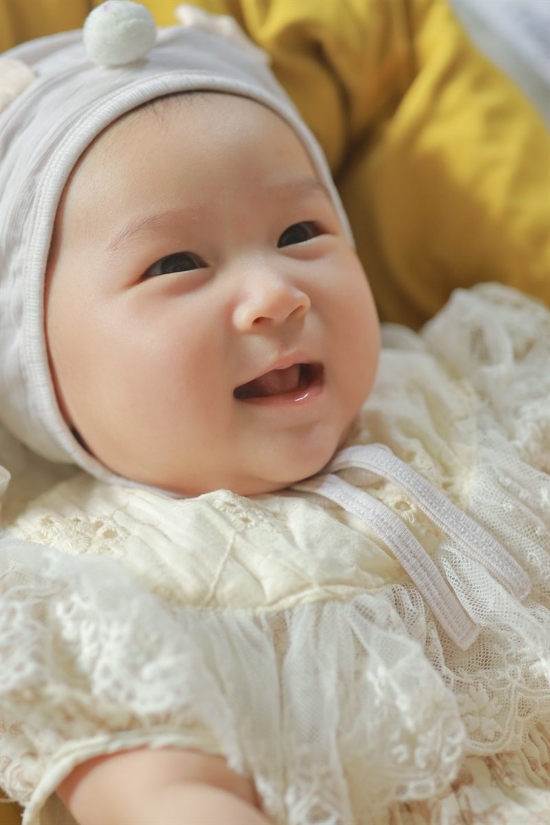 Khả Hân mỉm cười