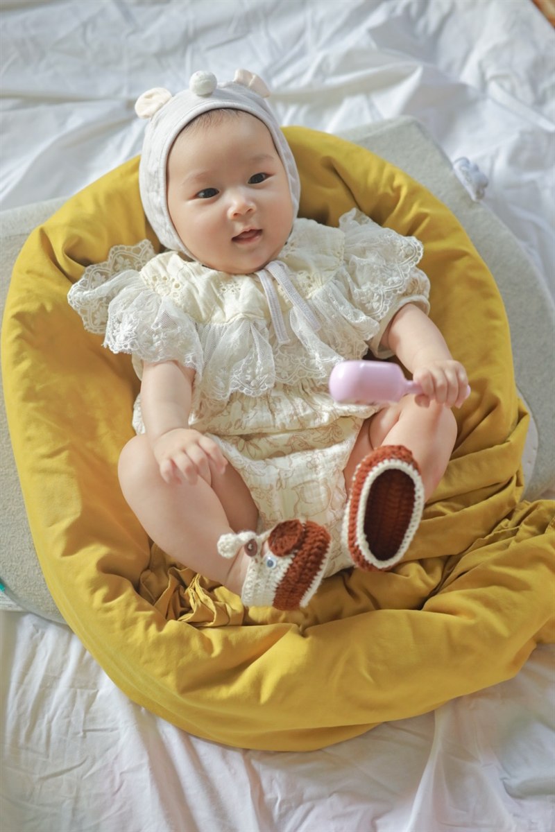 Khả Hân trong ghế vàng