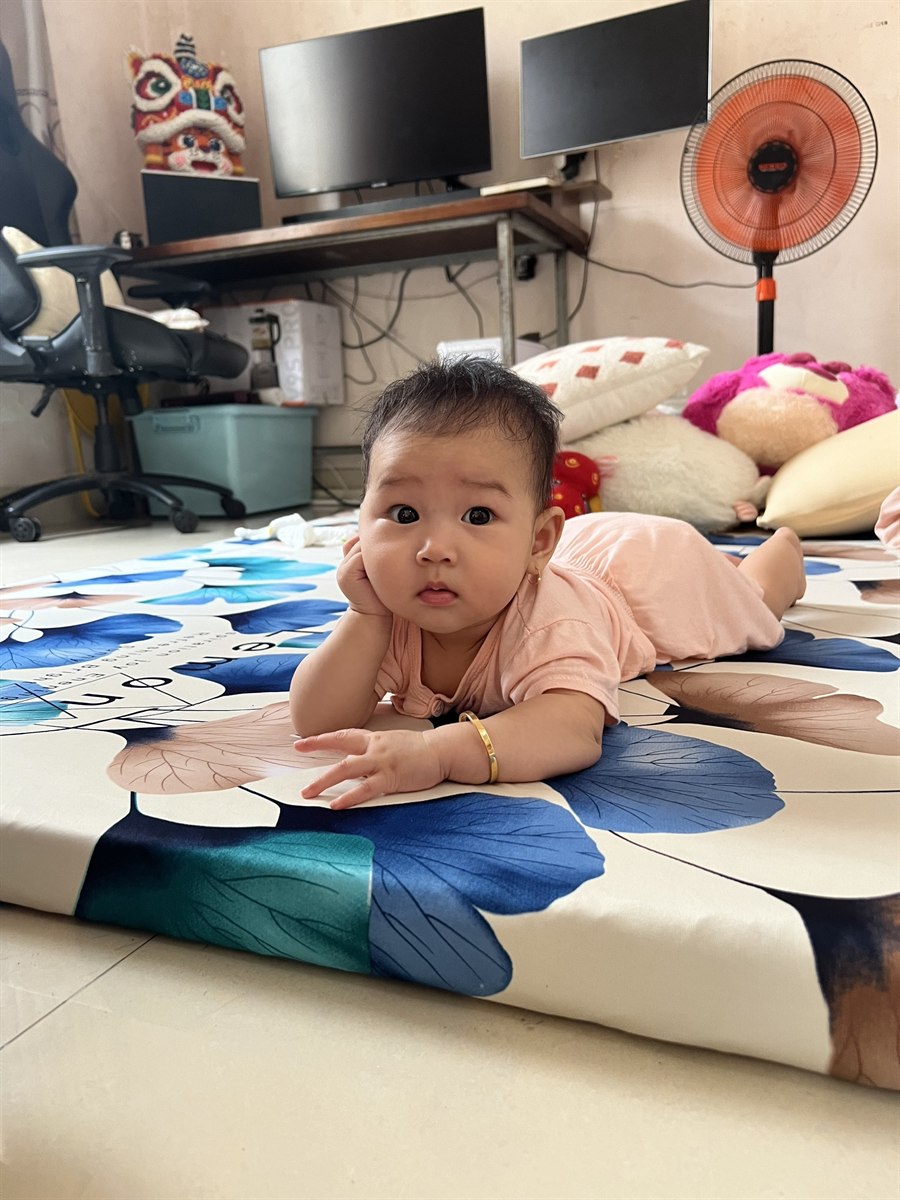 Khả Hân nằm sấp đáng yêu