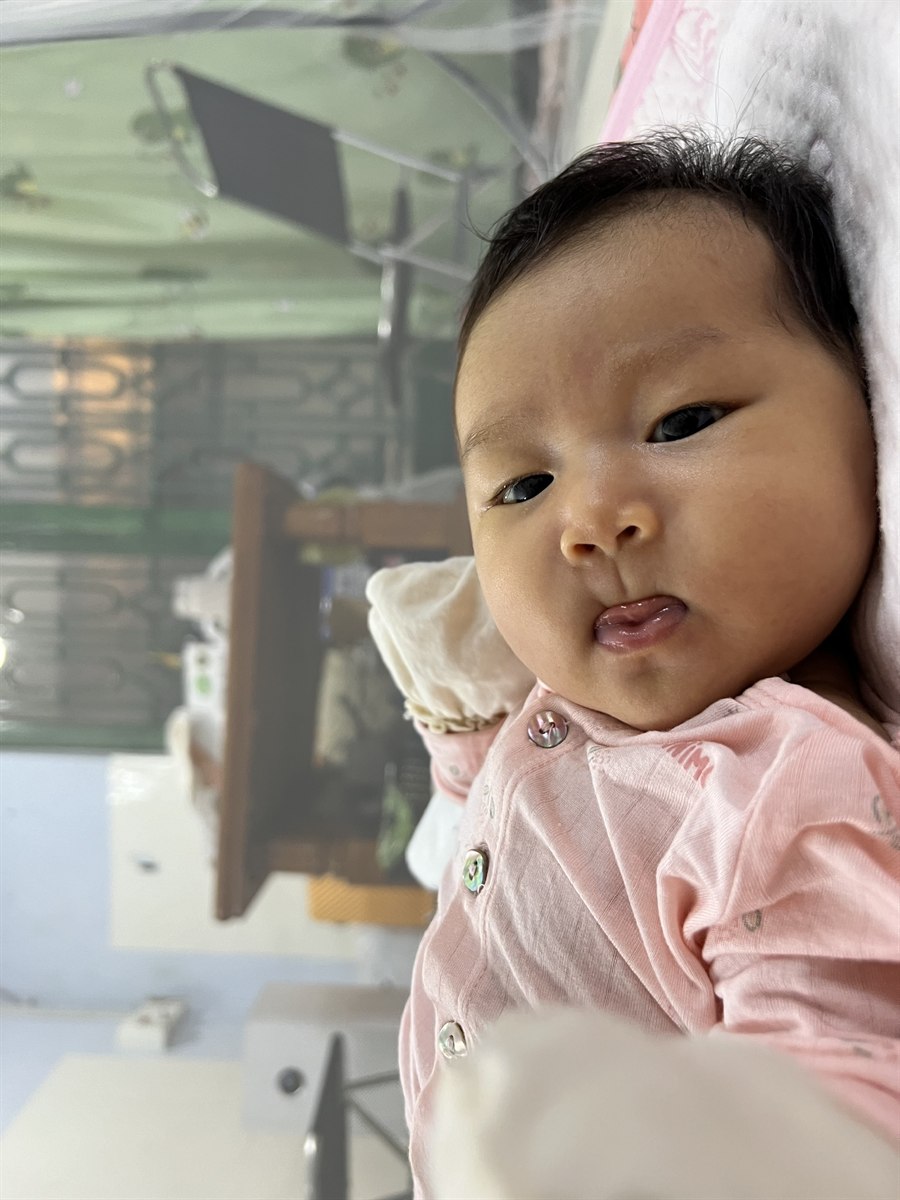 Khả Hân lè lưỡi dễ thương