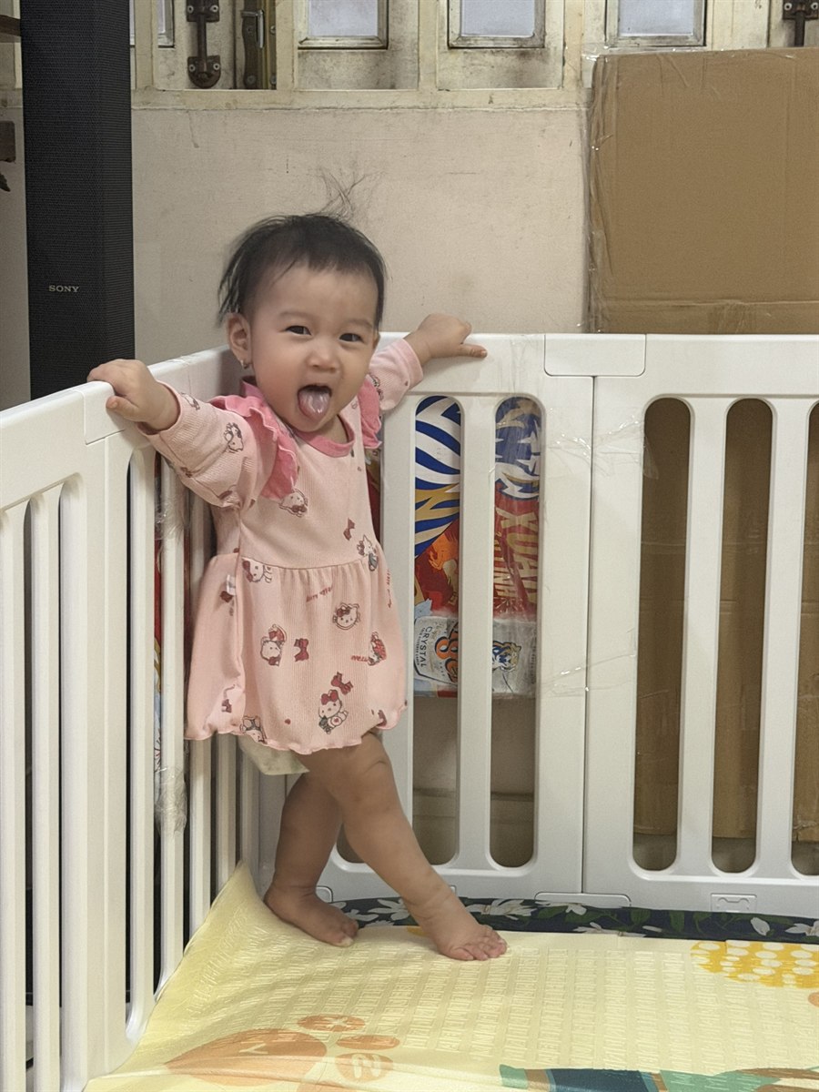 Khả Hân chập chững