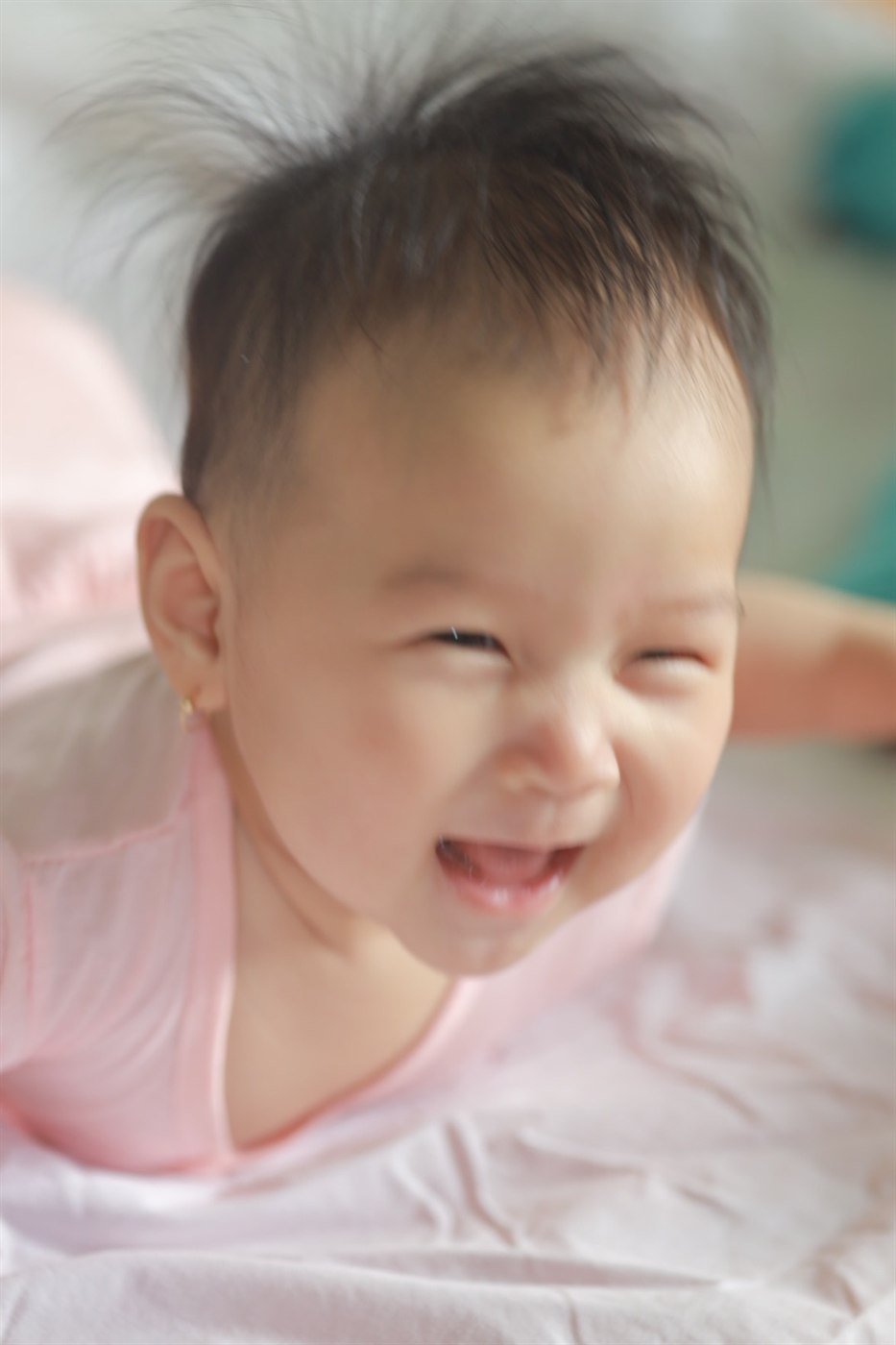 Bé Phạm Trần Khả Hân cười tươi