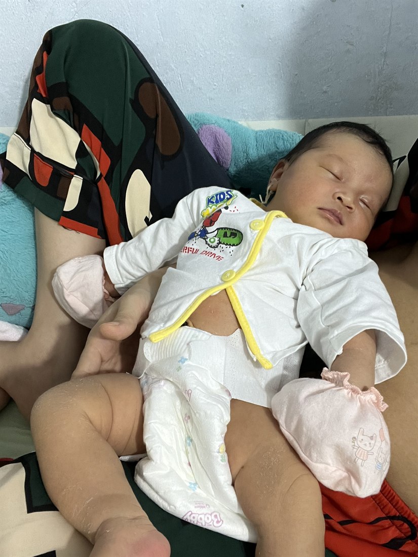Khả Hân sơ sinh ngủ ngoan